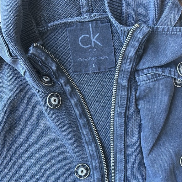 Authentic Calvin Klein sweater with a built-in hoodie, made from 100% cotton - Picture 5 of 6